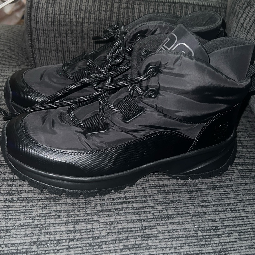 Women’s UGG snow boots. Work only once. Size 11